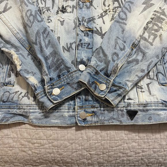 Guess Men's Graffiti Oversized Jean Jacket Size Small - Picture 9 of 14